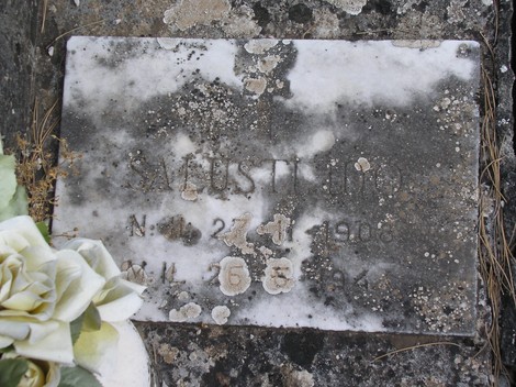 Targa commemorativa al "Sacrario dei partigiani" con fiori in omaggio ai caduti della Resistenza.