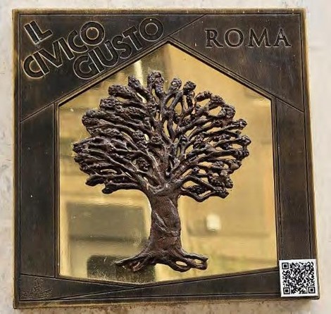 Targa bronzea con albero, dedicata alla Parrocchia di Santa Maria della Provvidenza a Roma.