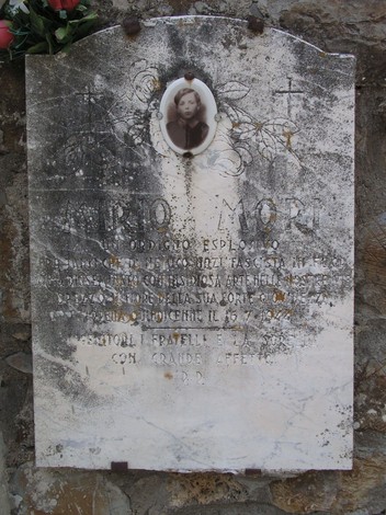 Sepolcri di Mori: monumenti commemorativi con iscrizioni in omaggio ai defunti, suggestivi e ricchi di storia.