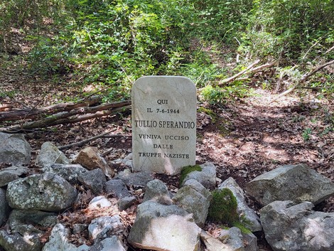 Cippo commemorativo di Tullio Sperandio, ucciso dalle truppe naziste il 7 giugno 1944.