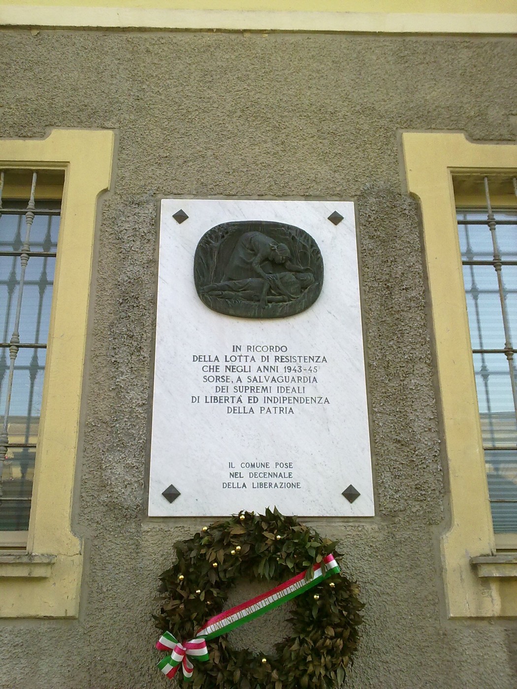 Lapide commemorativa del decennale della Liberazione, in onore dei caduti per la libertà e l'indipendenza della patria.