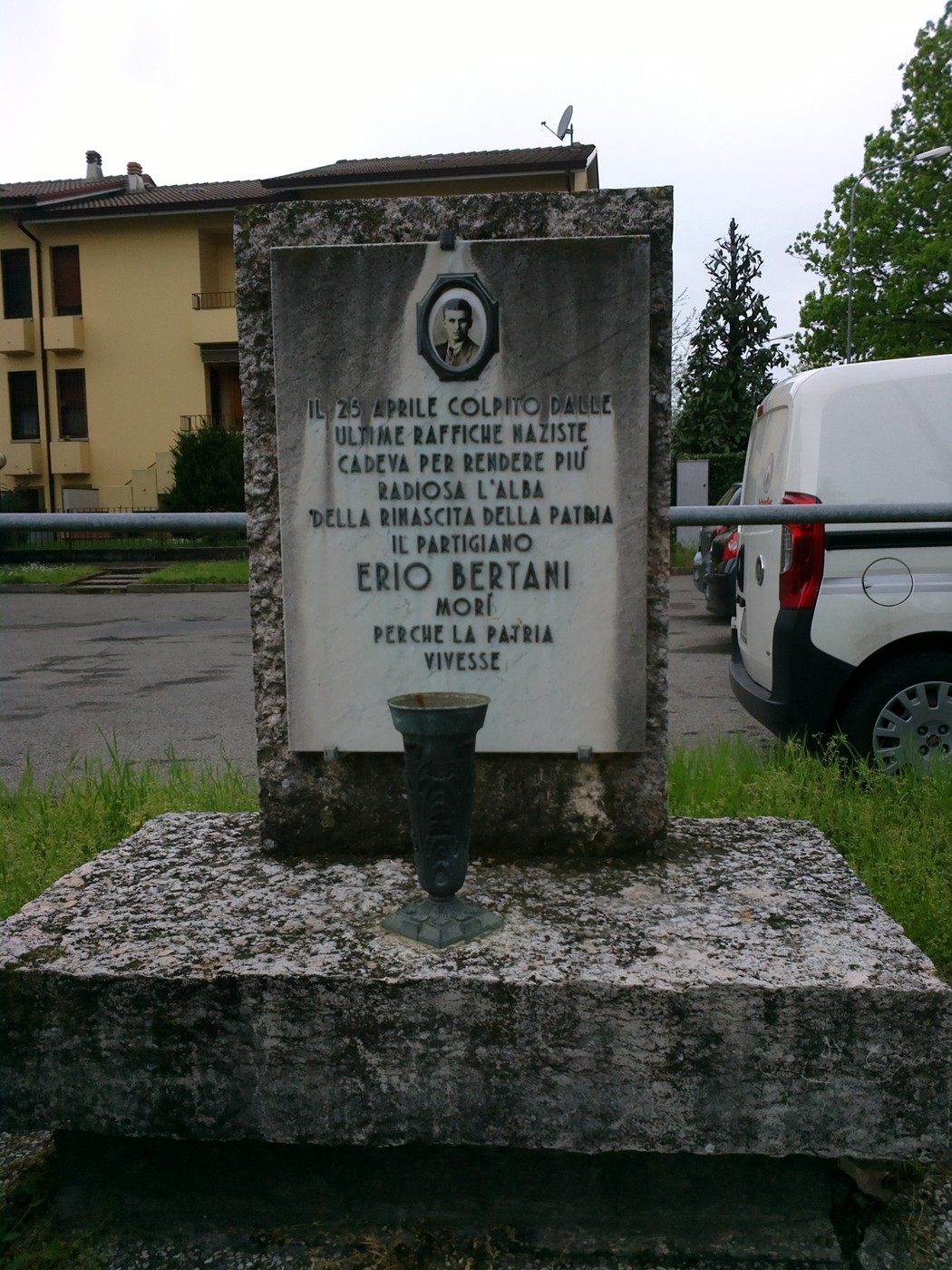 Monumento a Bertani, dedicato al partigiano Erio Bertani, ricorda il sacrificio per la libertà e la patria.