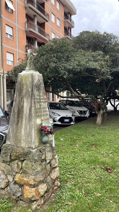 Cippo commemorativo dedicato a Orlandi e Viani, situato in un'area verde urbano.