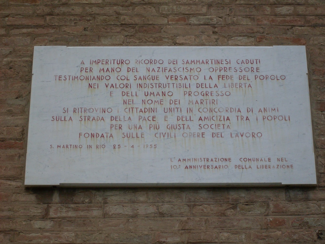Lapide commemorativa dei caduti di San Martino, in ricordo del sacrificio per la libertà e la giustizia sociale.