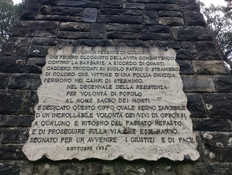 Monumento alla Resistenza, in onore delle vittime di guerra e della lotta per la libertà e la giustizia.