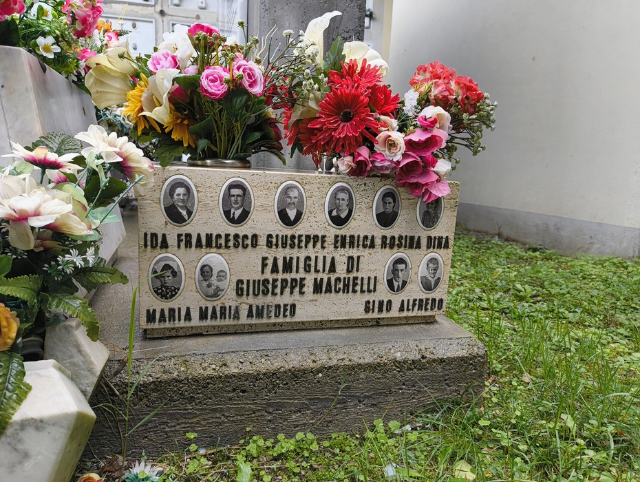 Monumento commemorativo con fiori artificiali per onorare i caduti della Creda.