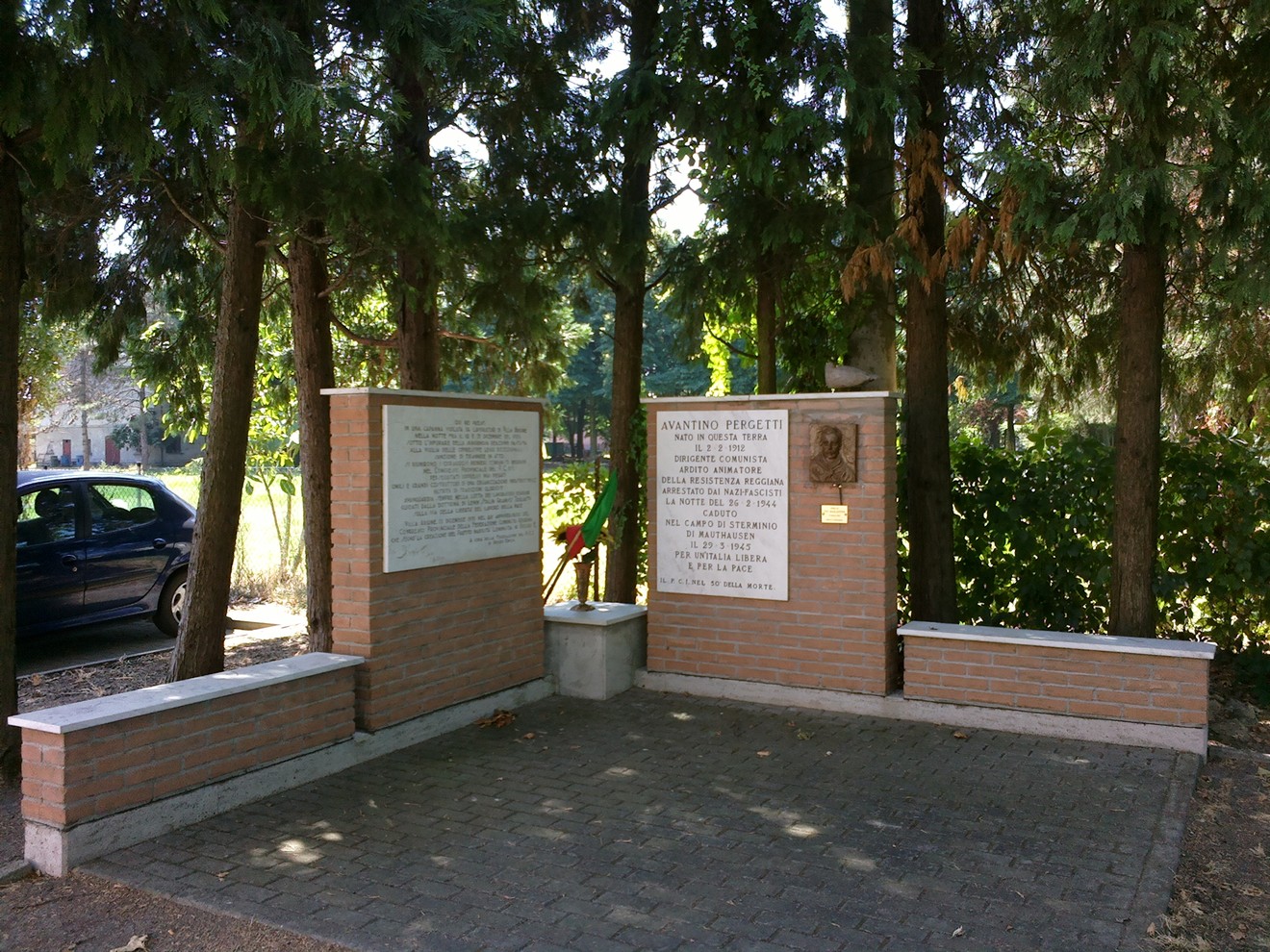 Lapidi commemorative dedicate a Pergetti e al congresso provinciale del PCdI, immerse nella vegetazione.