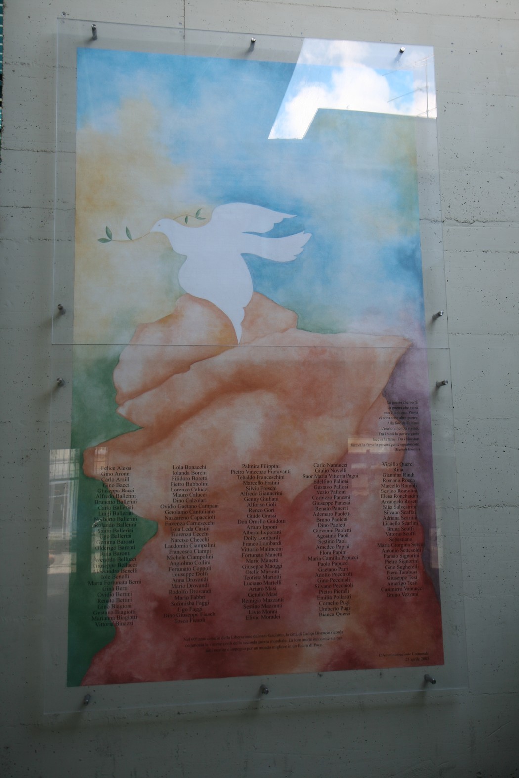 Murale dedicato ai caduti, raffigurante una colomba su sfondo colorato, simbolo di pace e memoria.