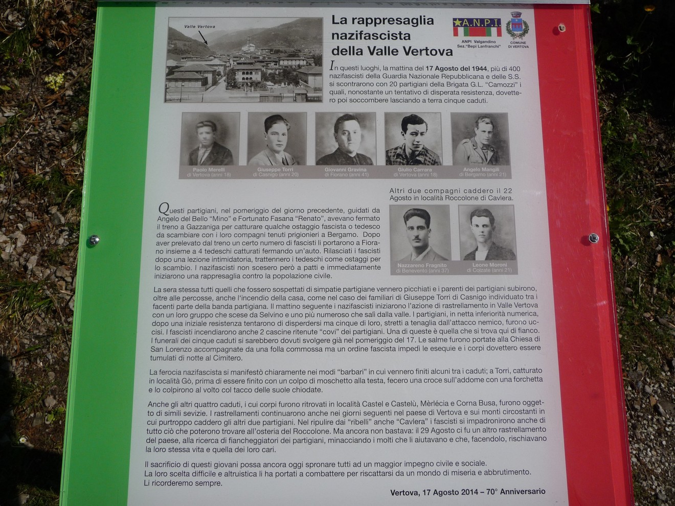 Lapide commemorativa dedicata ai caduti per la Libertà di Vertova, con foto e testi commemorativi.