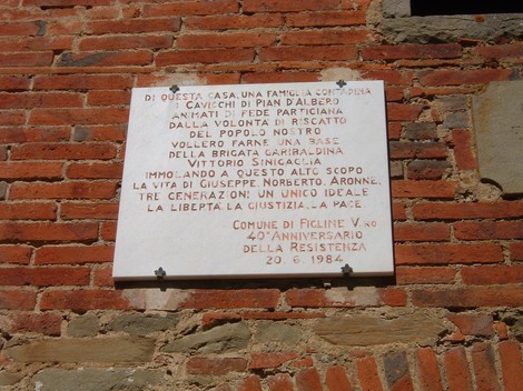 Lapide dedicata alla famiglia Cavichi di Pian d'Albero, commemorativa della Resistenza e dei suoi valori.