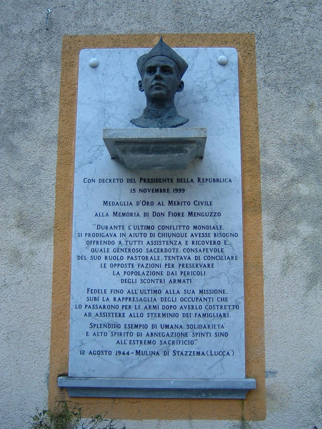 Busto e lapide commemorativa dedicati a Don Menguzzo, eroico sacerdote e medaglia d'oro al merito civile.