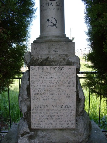 Cippo commemorativo dedicato ai Saltini, un'importante memoria storica e culturale.