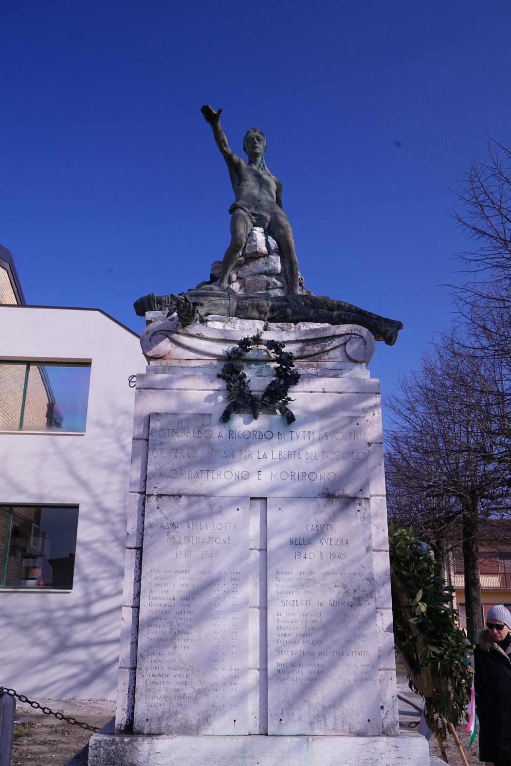 Monumento ai caduti di Castelbaldo, dedicato alla memoria dei soldati, con una statua evocativa in cima.