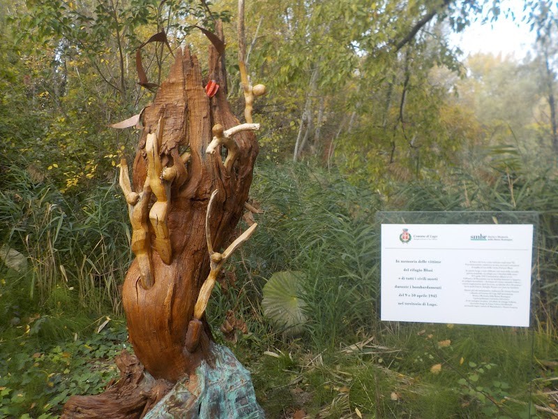 Scultura simbolica dedicata alle vittime del rifugio Blosi, rappresenta la resilienza e il ricordo.