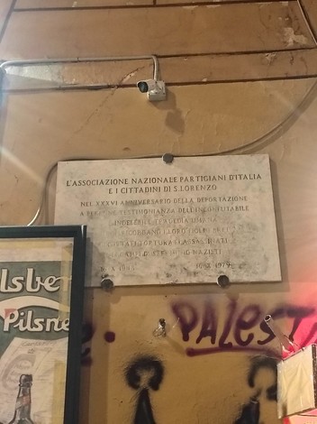 Lapide commemorativa per i deportati ebrei di San Lorenzo, un tributo alla memoria storica.