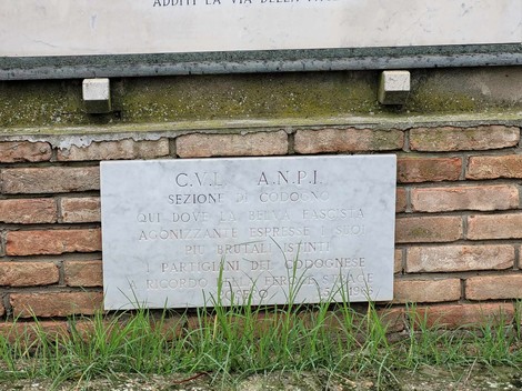 Monumento ai Caduti di Punte Alte, commemorazione dei caduti locali in un contesto storico significativo.