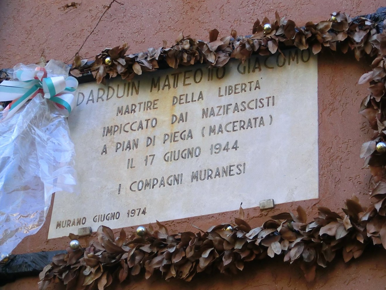 Lapide commemorativa dedicata a Darduin Matteo Giacomo, martire della libertà impegnato contro il nazifascismo.