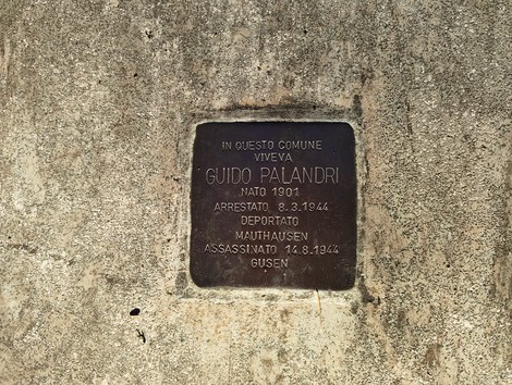 Pietra d'inciampo commemorativa del Giardino della memoria con informazioni su Guido Palandri, vittima della deportazione.