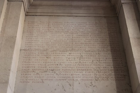 Dettaglio del "Sacrario del Ponte Monumentale", con iscrizioni commemorative su parete interna.