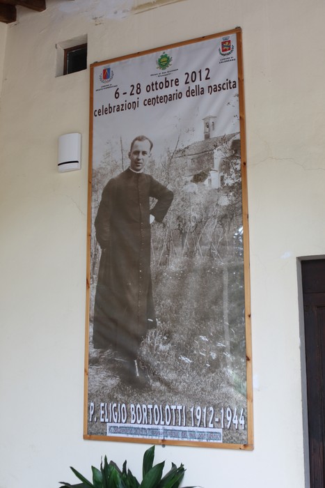 Pannello commemorativo di don Bortolotti, celebrazione per il centenario della nascita.