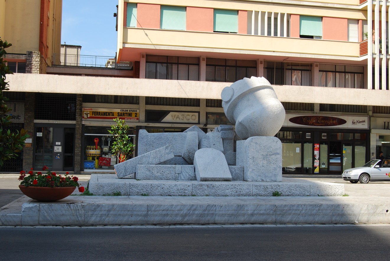 Monumento alla Resistenza, simbolo di libertà e impegno contro le ingiustizie storiche.