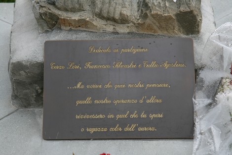 Monumento dedicato ai partigiani, simbolo di lotta per la libertà e la resistenza.