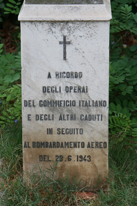 Cippo commemorativo dedicato agli operai del Gommificio Italiano e agli altri caduti durante il bombardamento aereo del 1943.