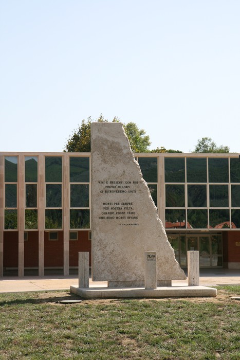 Monumento del Sessantunesimo, un tributo immerso nella natura e nella storia. Monumento di riflessione e memoria.