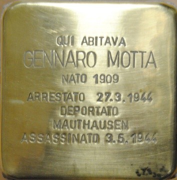 Pietra d'inciampo in ottone incastonata nel selciato, con iscrizione dedicata a Gennaro Motta.