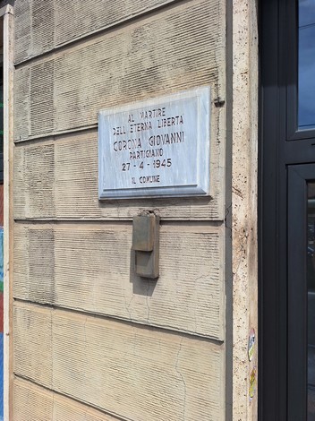 Lapide commemorativa in onore di Giovanni Corona, partigiano martire per la libertà.