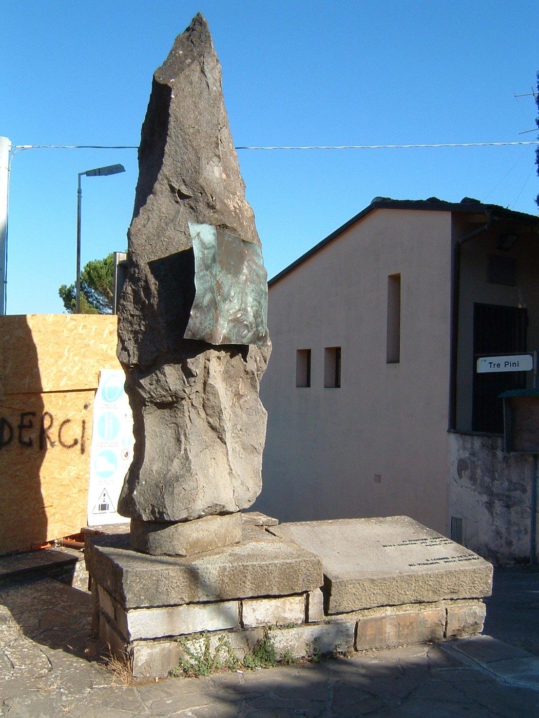 Monumento della battaglia dei Tre Pini, una stele commemorativa immersa nel verde della natura.