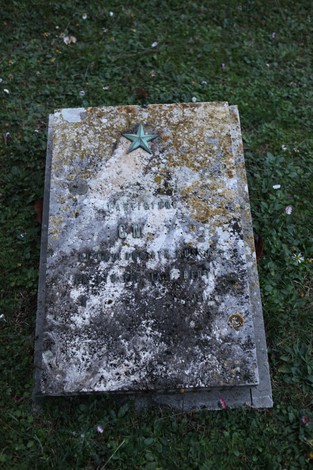 Targa commemorativa dedicata ai partigiani pratesi, simbolo di resistenza e sacrificio.