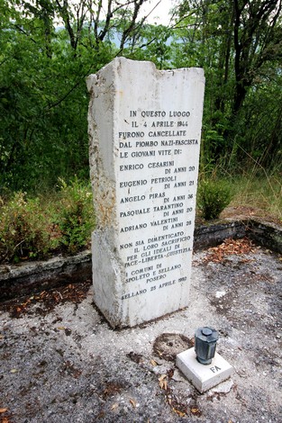 Cippo commemorativo dedicato ai partigiani uccisi a Colle di Postignano il 4 aprile 1944.