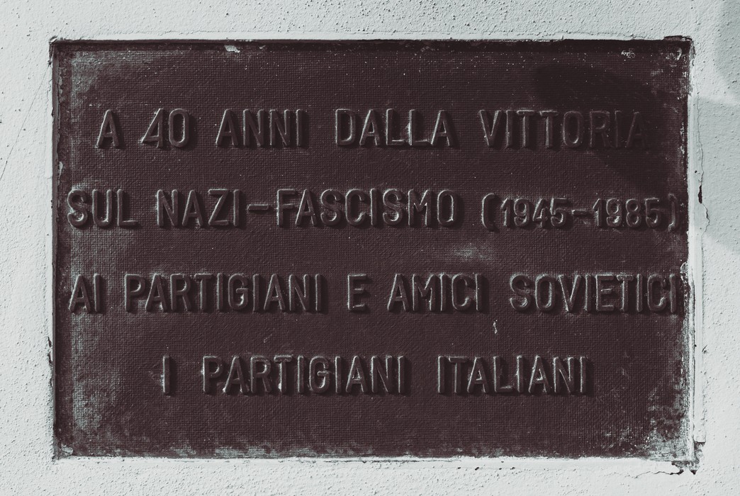 Lapide commemorativa dedicata ai partigiani italiani e agli amici sovietici, 40 anni dalla vittoria sul nazifascismo.