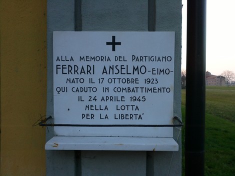 Lapide commemorativa dedicata al partigiano Anselmo Ferrari, caduto per la libertà nel 1945.