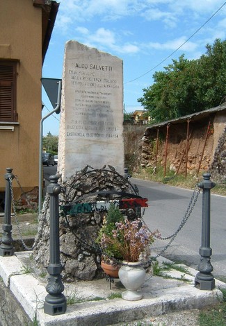 Monumento a Salvetti, dedicato alla memoria di un importante figura storica, con decorazioni floreali e omaggio.