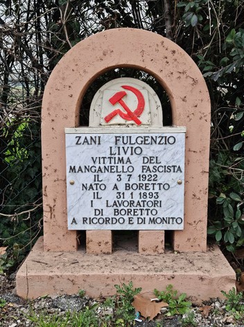 Cippo commemorativo dedicato a Livio Zani, vittima del manganello fascista, situato a Boretti.