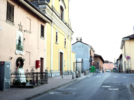 Monumento ai caduti di Barona, dedicato in memoria dei soldati, situato in un contesto urbano sereno.