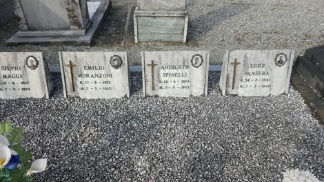 Tomba commemorativa dei martiri del 7 maggio 1945, con lapidi di diversi caduti.