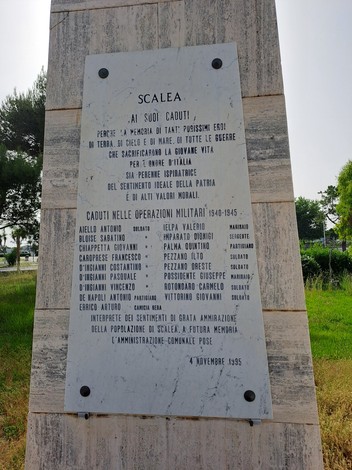 Monumento ai caduti di Scalea, commemorazione degli eroi locali delle operazioni militari 1940-1945.