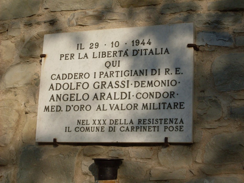 Lapide commemorativa dedicata ai partigiani Adolfo Grassi e Angelo Araldi, caduti per la libertà d'Italia.
