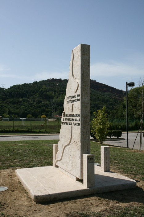 Monumento del sessantunesimo, simbolo di memoria e commemorazione, immerso nella natura serena.