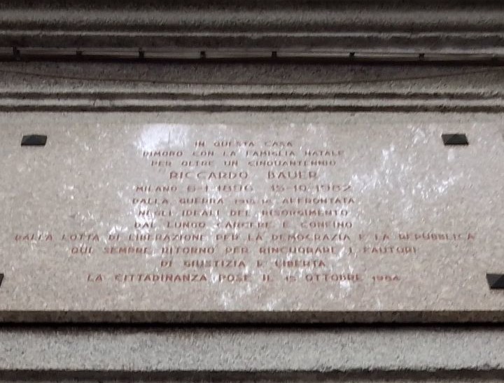 Lapide commemorativa dedicata a Riccardo Bauer, situata a Milano, in onore del suo impegno e sacrificio.