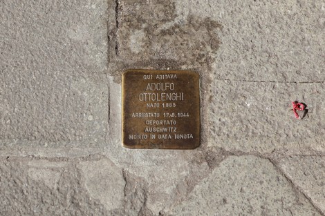 Pietra d'inciampo dedicata a Adolfo Ottolenghi, commemorando la sua storia e deportazione.