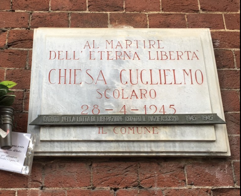Lapide commemorativa in onore del martire Guglielmo Chiesa, caduto per la libertà nel 1945.
