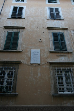 Lapide dedicata a Luis Salvatori, affissa su un edificio storico ben visibile.