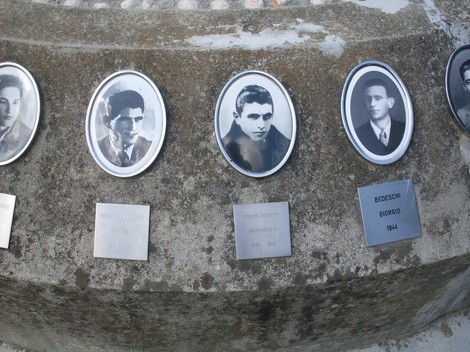 Monumento alla Pace e alla Libertà, dedicato ai caduti, con ritratti e nomi in memoria delle vittime.