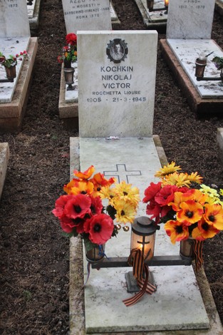 Tombe decorate con fiori, commemorano i caduti per la Libertà in un cimitero.
