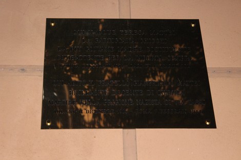 Targa commemorativa dedicata a Enrico Mattei, evidenziando il suo contributo all'industria del petrolio in Italia.