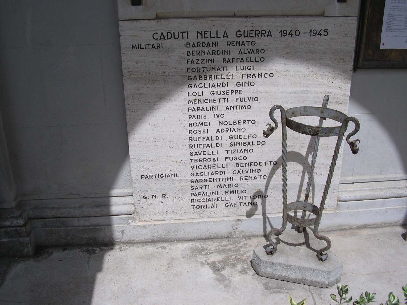 Lapidi commemorative dedicata ai caduti nella guerra 1940-1945, con nomi di militari e partigiani.